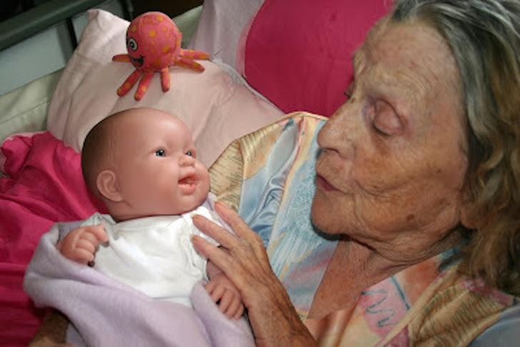 Un muñeco bebé, terapia contra el alzhéimer Almeria